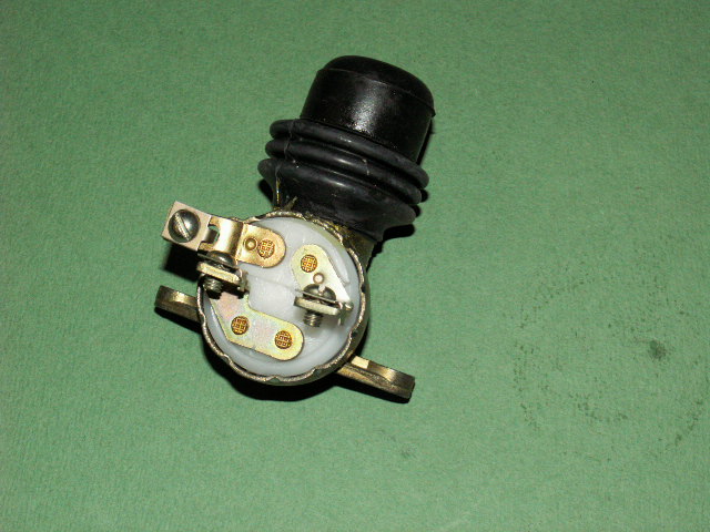 Přepínač předního světlometu nožní